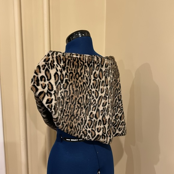 RSVP Asymetrical Faux Fur Leopard Print Cape Caplette Shrug Retro One Size - Picture 2 of 7